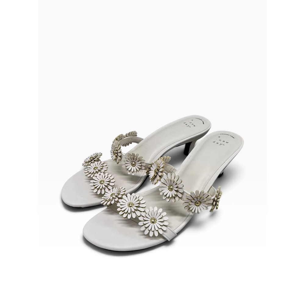 A New Day Womens White Daisy Floral Applique Kitten Heel Sandals Size 9 NEW